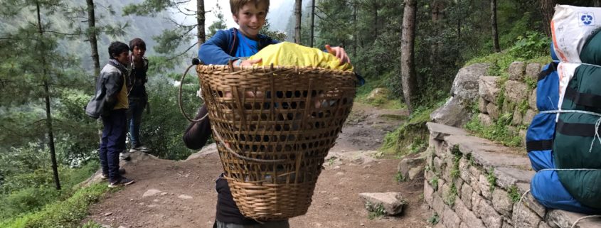 Trekking Nepal kids